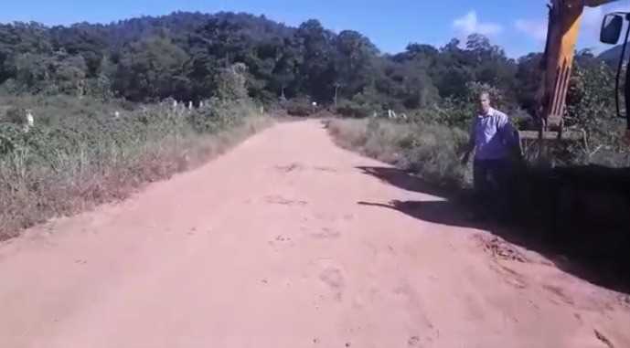 Camacã: Maquinários chegam para manutenção da estrada do Novo Itamaraty (Biscó)